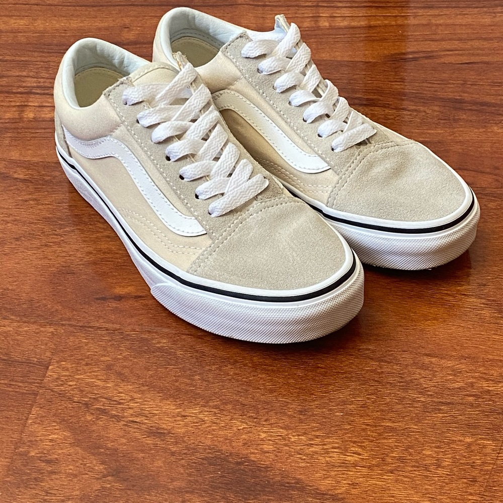 Vans tie up sneakers in beige